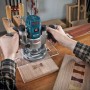 Bosch Professional GKF 600 Kantenfräse im Einsatz an Holzwerkstück.