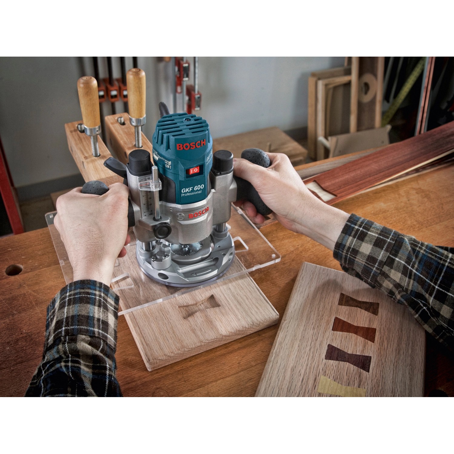 Bosch Professional GKF 600 Kantenfräse im Einsatz an Holzwerkstück.