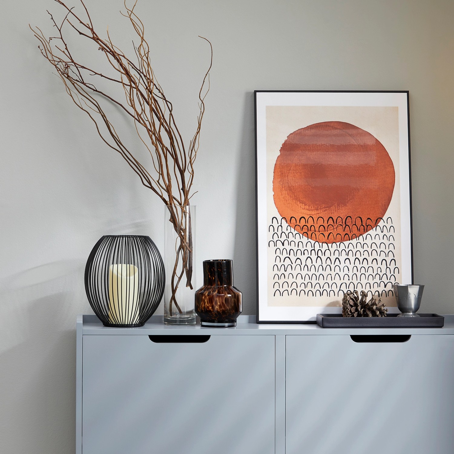 Hellgrauer SoBuy Schuhkipper mit Deko im Flur. Schuhkommode mit 4 Klappen.