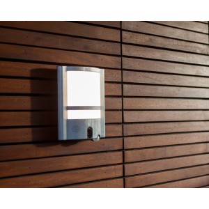 LUTEC LED-Kameraleuchte Vesta Secury-Light an Holzfassade. Smarte Außenleuchte mit Kamera und Bewegungsmelder.