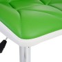 Detailaufnahme: Grüner MCW Barhocker (2er-Set) mit Chromfuß und weißem Rand. Sitzhocker mit Ziernähten.