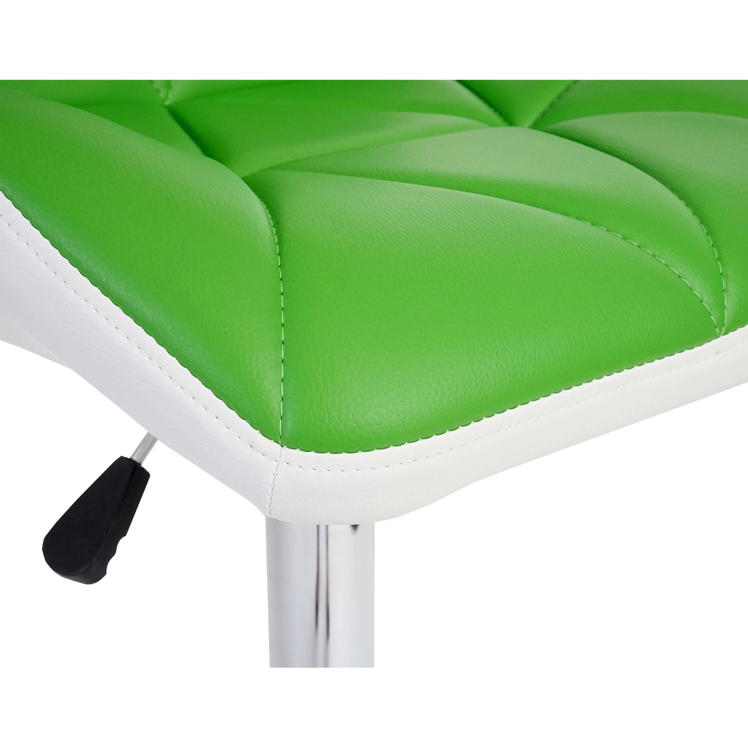 Detailaufnahme: Grüner MCW Barhocker (2er-Set) mit Chromfuß und weißem Rand. Sitzhocker mit Ziernähten.