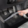 Black+Decker Autosauger Dustbuster Flexi PD1200AV im Einsatz im Fußraum eines Autos.