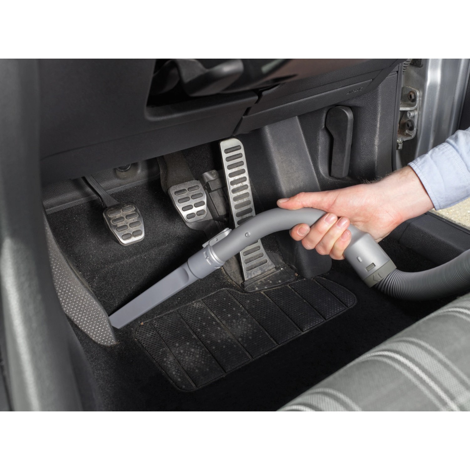 Black+Decker Autosauger Dustbuster Flexi PD1200AV im Einsatz im Fußraum eines Autos.