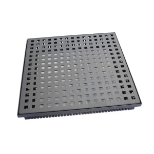 Anthrazitgrauer Kantfuchs24 Terrassenrost PRO Style aus Magnelis Stahl, 400x400mm, mit quadratischem Lochmuster für Entwässerungsrinnen.