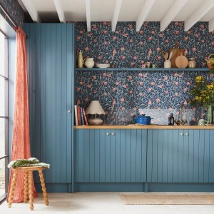 Küchenwand mit William Morris Vliestapete Bird & Pomegranate in Dunkelblau mit Vogel- und Granatapfelmuster.