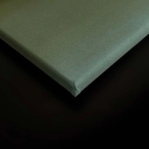 Detailaufnahme: Grünes Leinwandbild mit Waldmotiv, Teil der Wanddekoration.
