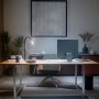 Philips Hue Leuchtmittel: Warmweißes Licht erhellt modernen Schreibtisch mit Computer und Lampe im Home Office.