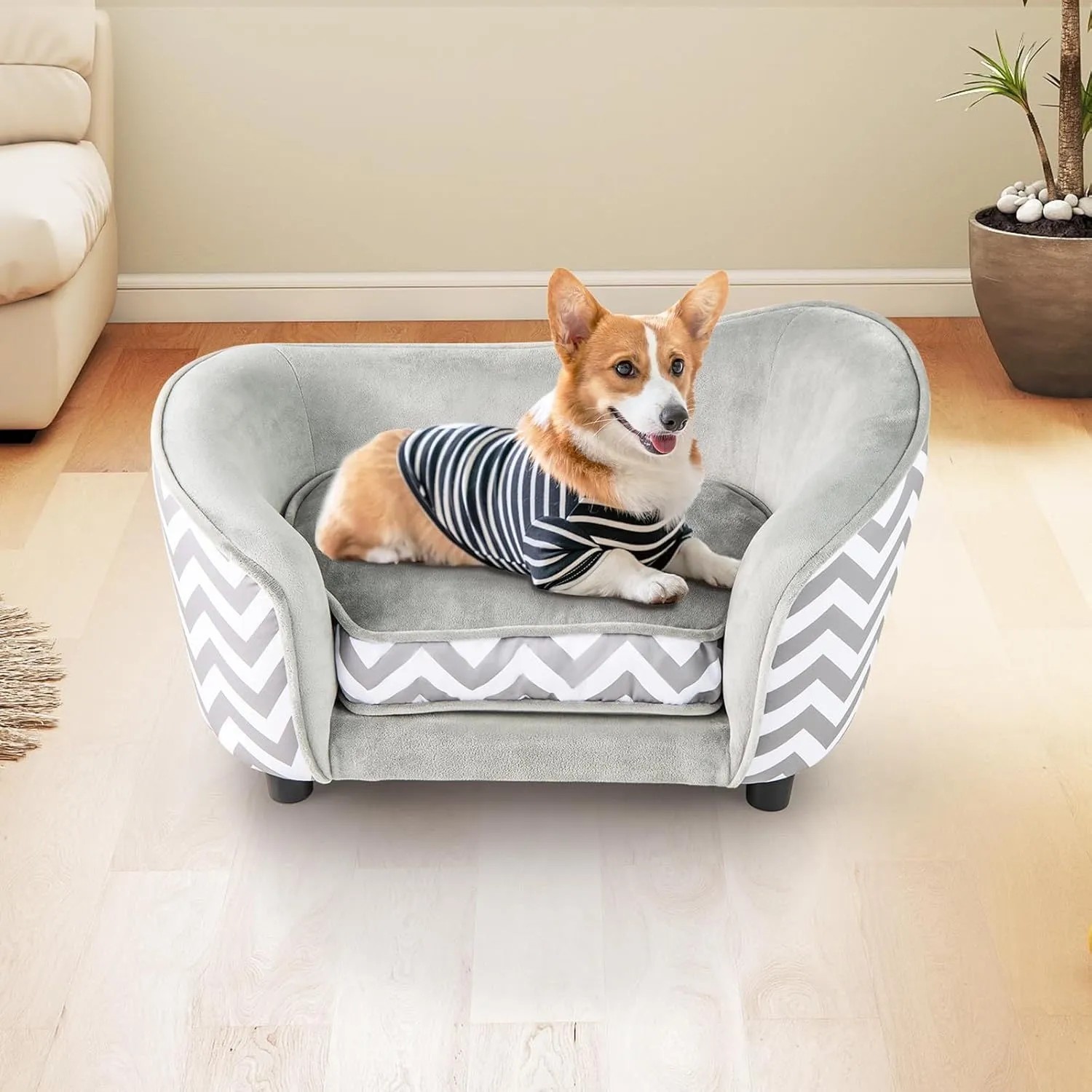 Graues Haustiersofa mit weißem Zickzackmuster, darauf ein Corgi. Gemütliches Katzenbett für kleine Hunde & Katzen.