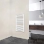 Weißer Schulte Design-Heizkörper München mit horizontalen Heizrohren im Badezimmer.