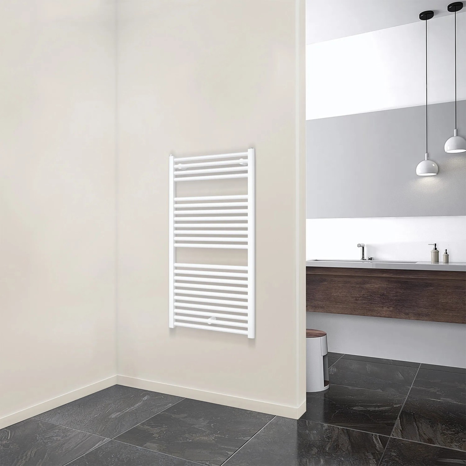 Weißer Schulte Design-Heizkörper München mit horizontalen Heizrohren im Badezimmer.