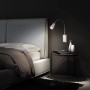 Briloner LED-Bettleuchte Tusi in Matt-Nickel über Nachttisch montiert.