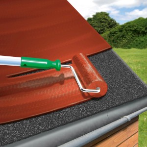 Auftragen der MEM Dach- und Sockelfarbe Ziegelrot mit Farbroller auf ein Dach.