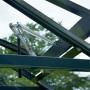 Detailaufnahme des Dachfensters mit Öffnungsmechanismus des Juliana Gewächshauses Compact 5 Anthrazit.