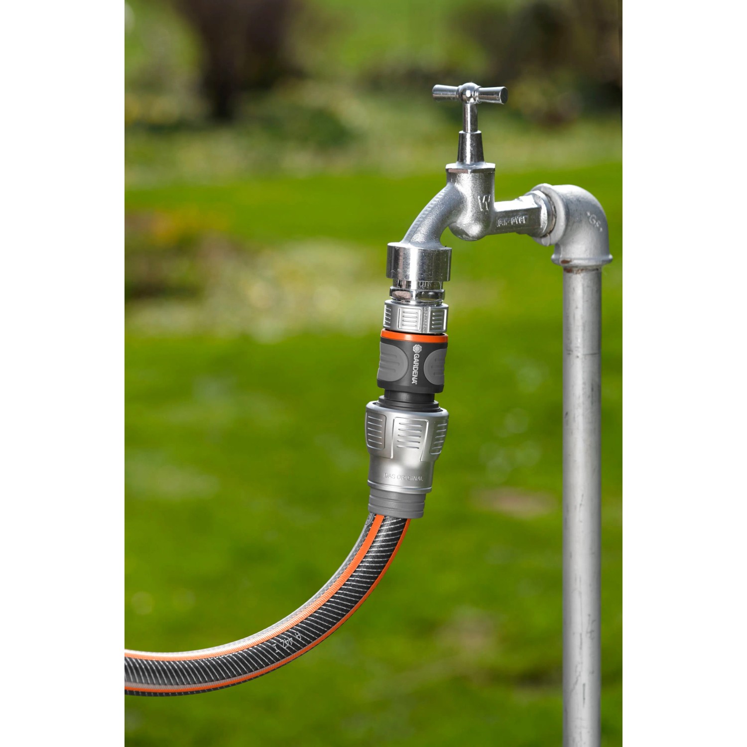 Gardena Premium Schlauchverbinder 3/4'' am Wasserhahn mit Schlauch.