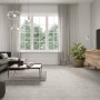Verlegtes Feinsteinzeug Dallas Grau, matte Bodenfliese 60x60 cm im Wohnraum.