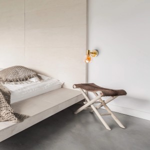 Näve Wandspot Libby Messing, 16 cm, mit amberfarbenem Glas in Schlafzimmer.