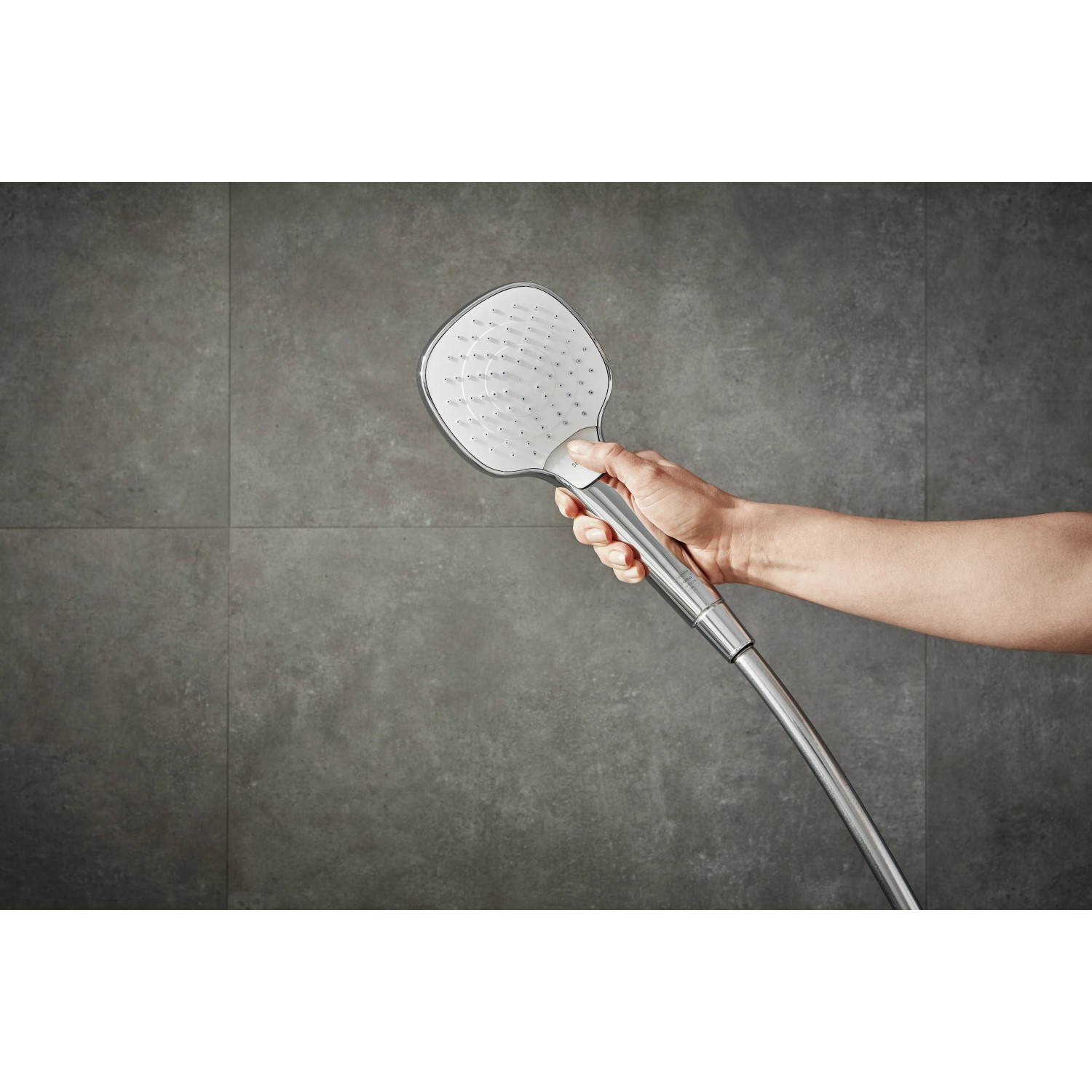 Hansgrohe Croma Select E Vario Handbrause, 3 Strahlarten, weiß-chrom, gehalten in einer Hand.