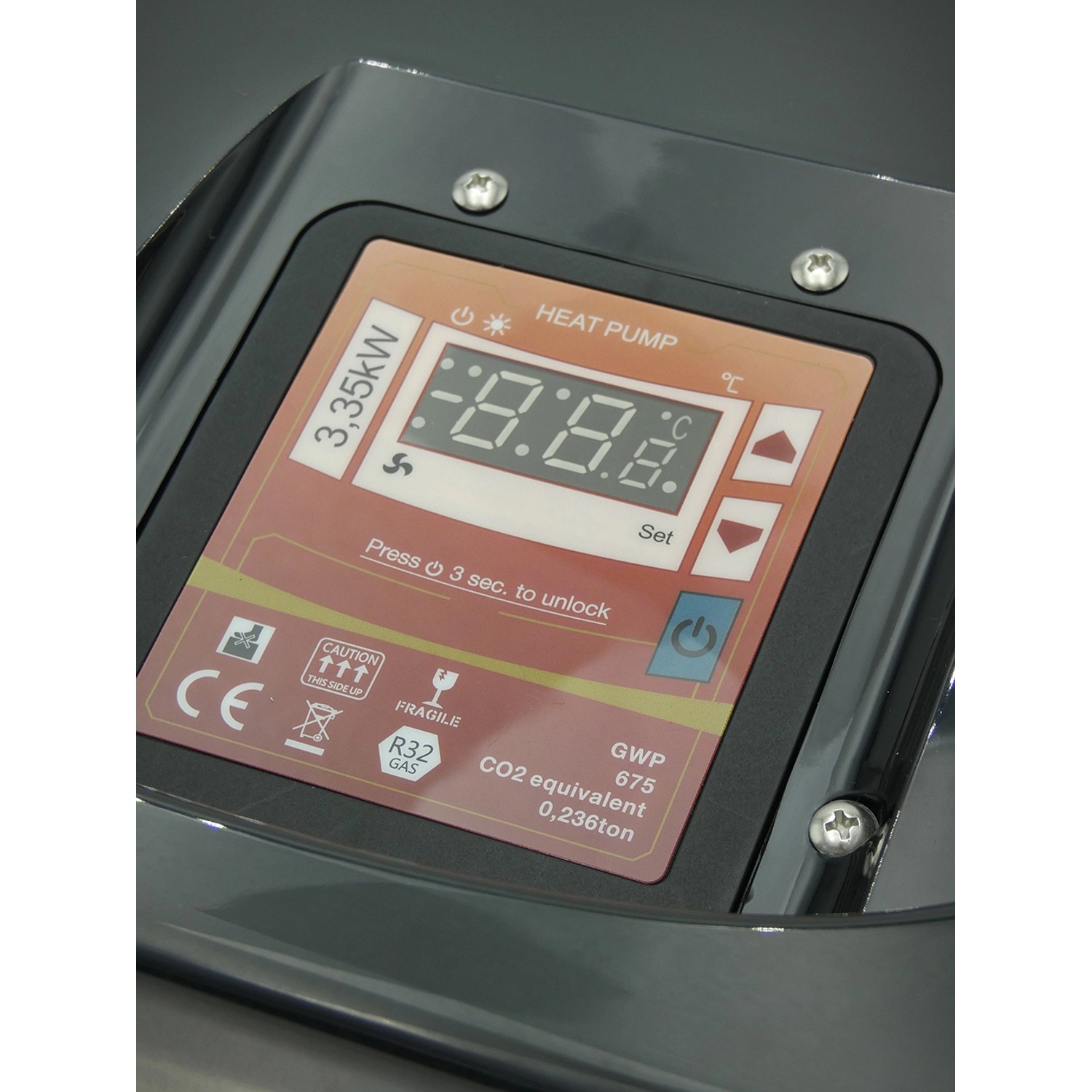 Detailaufnahme des Displays der Summer Fun Wärmepumpe Smart 3,35 kW zur Poolheizung mit digitaler Anzeige.