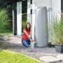 Garantia Regenwasser-Wandtank Elegance 400 l steingrau mit Frau und Gießkanne im Garten.