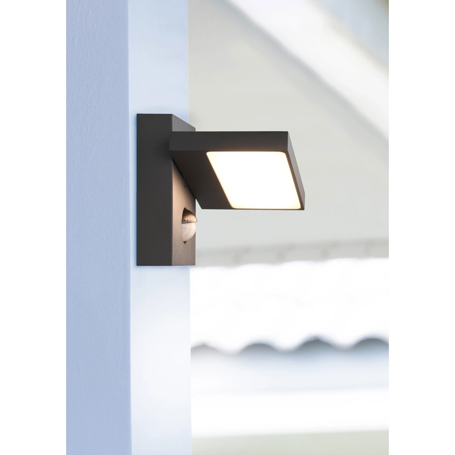 Moderne Trio LED-Außenwandleuchte Horton in Anthrazit mit Bewegungssensor.