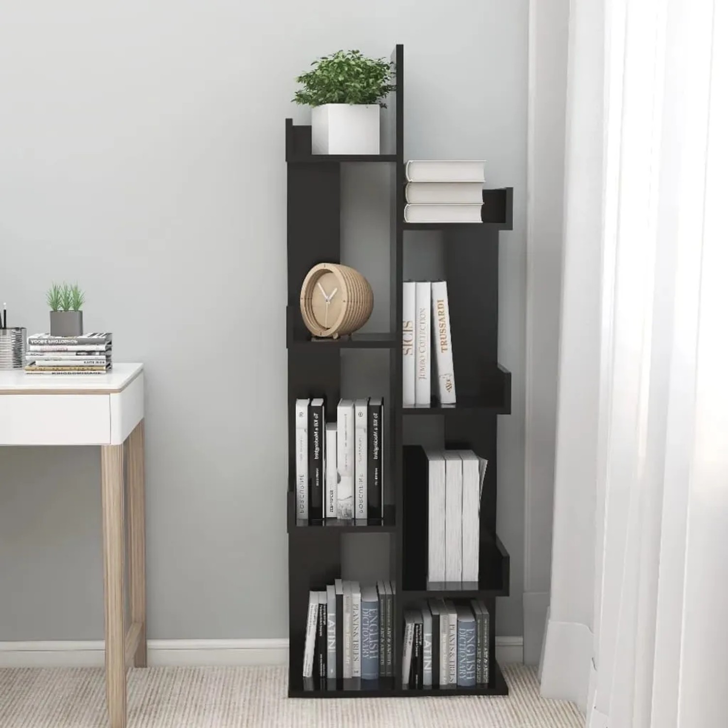 Schwarzes VidaXL Bücherregal (48x25,5x140 cm) aus Holzwerkstoff mit Büchern und Deko.