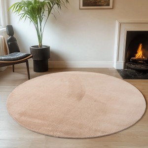 Beiger, runder Ayyildiz Kurzflorteppich Joy (Ø 120 cm) im Wohnzimmer.