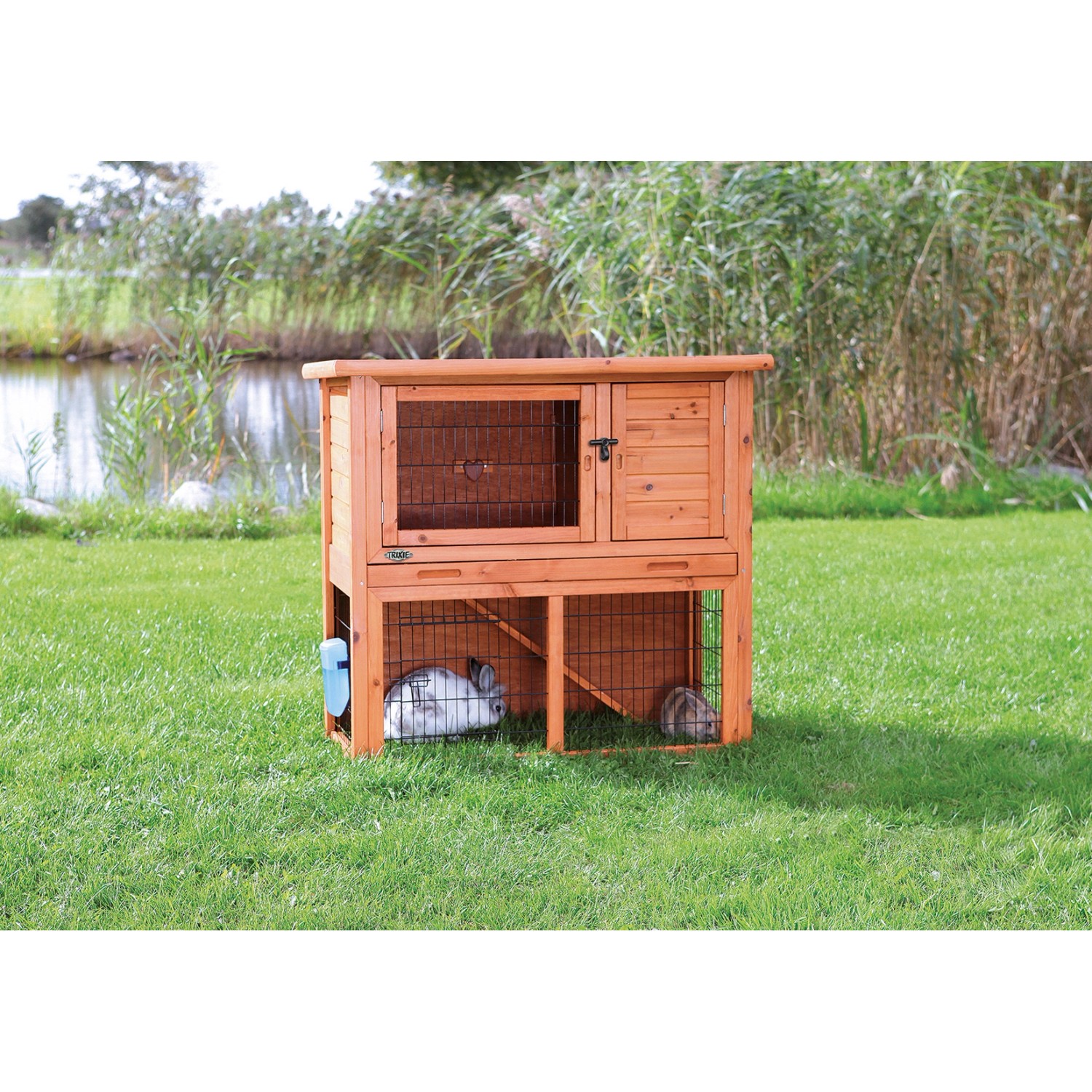 Trixie Kleintierstall Natura mit Freilaufgehege aus Kiefernholz, braun, mit zwei Kaninchen.