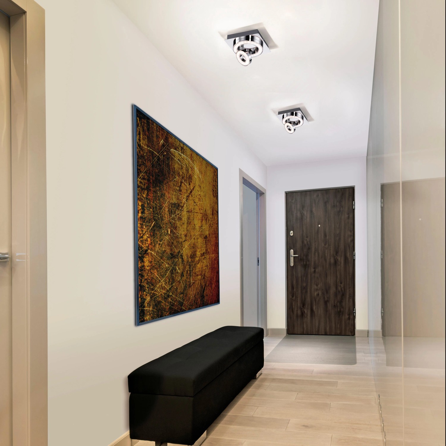 Moderne LED-Deckenleuchte Tim Chrom, 17x17 cm, im Flur mit Bank und Bild.