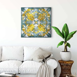Türkis-gelbes Boho Wandbild mit orientalischem Fliesenmuster im Wohnzimmer.