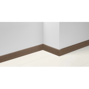 Parador Sockelleiste SL 18 D147 Eiche, braune Holzoptik an weißer Wand und Boden.