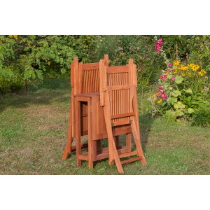 Zusammengeklappte 3-teilige Gartenmöbelgruppe Rio aus Eukalyptusholz für Balkon/Terrasse.