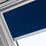 Blaues Velux Verdunkelungsrollo DKL MK12 1100S für Dachfenster.