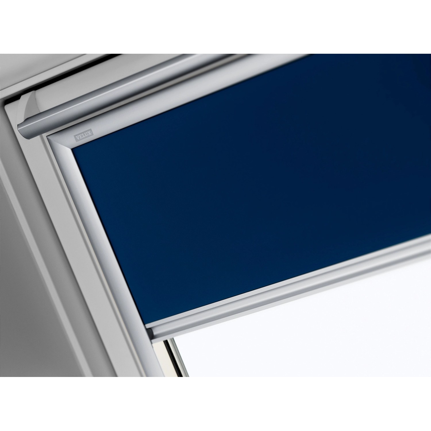 Blaues Velux Verdunkelungsrollo DKL MK12 1100S für Dachfenster.