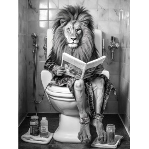 Schwarz-weiß Glasbild Lion's Restroom: Humorvoller Löwe im Bademantel lesend auf Toilette. Dekoartikel.