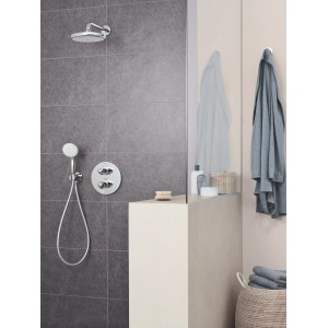 Grohe Tempesta 210 Kopfbrauseset in Chrom, montiert in moderner Dusche.