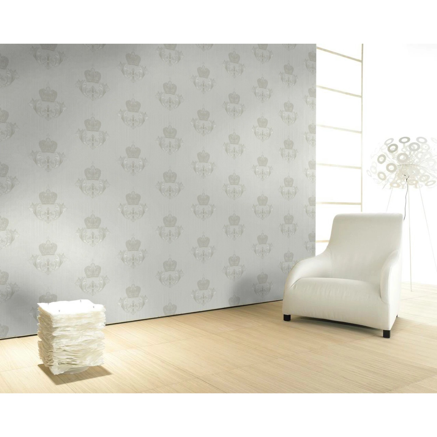 Glööckler Vliestapete mit Krone und Blattmotiv in Pearl, Teil einer Raumansicht.