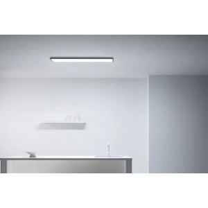 Rechteckiges, schwarzes WiZ LED-Panel (119,5x29,5cm) an Zimmerdecke.