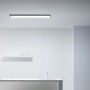 Rechteckiges, schwarzes WiZ LED-Panel (119,5x29,5cm) an Zimmerdecke.