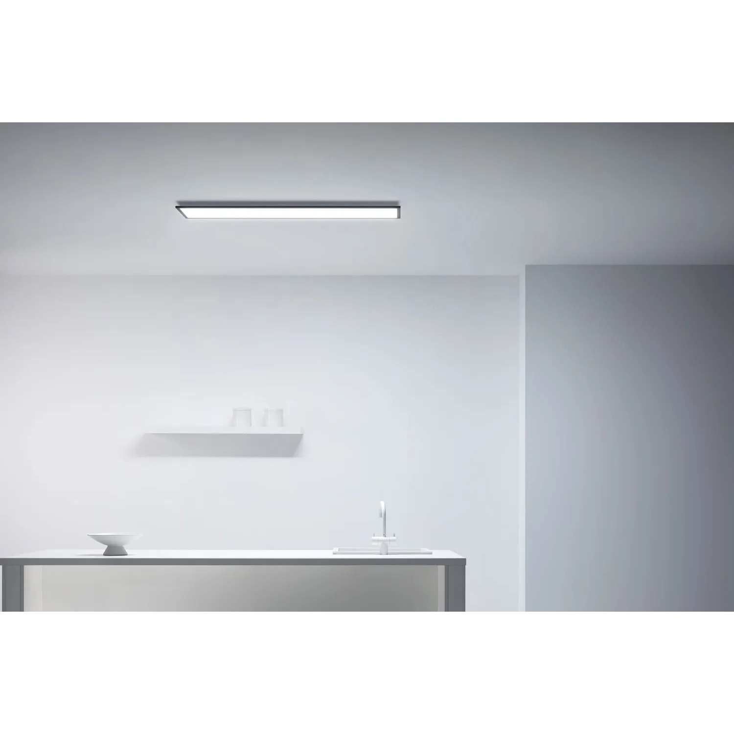 Rechteckiges, schwarzes WiZ LED-Panel (119,5x29,5cm) an Zimmerdecke.