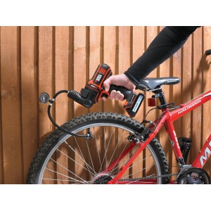 Black+Decker Multievo Kompressor-Kopf MTNF9 beim Aufpumpen eines Fahrradreifens.