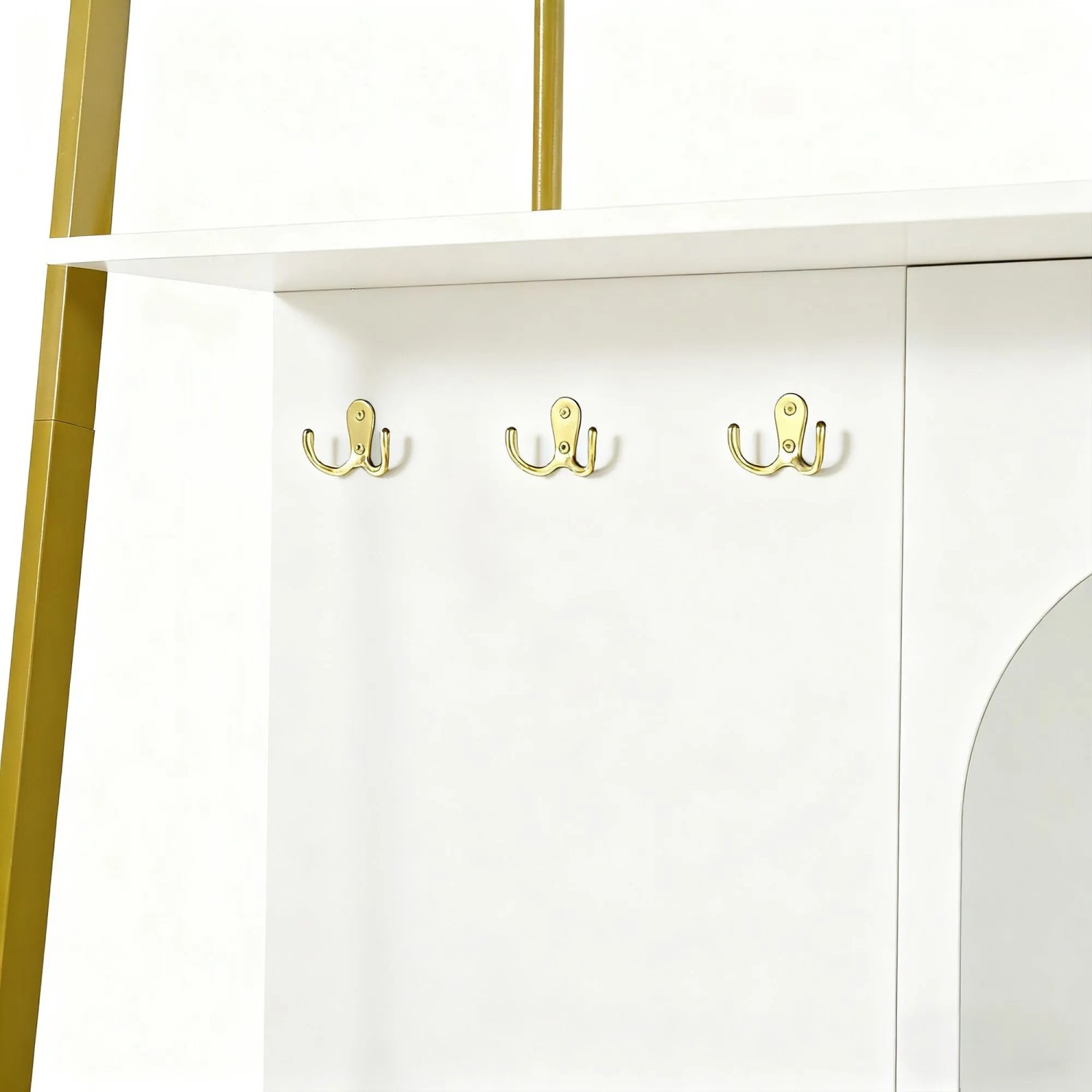 Weiße Garderobe mit drei goldenen Metallhaken, Ablage und Spiegel. Ideal für Flur & Eingang.