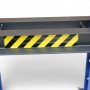 Höhenverstellbare Quertraverse der DeTec. 12 Tonnen Hydraulikpresse, mit gelb-schwarzen Warnstreifen.