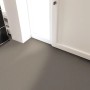 Grauer Primaflor PVC Expotop Bodenbelag, unifarben, in einem Raum mit weißen Wänden und Tür. Strapazierfähig.