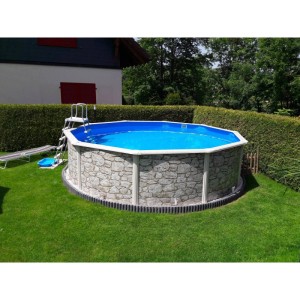 Runder Stahlwandpool in Steinoptik mit Leiter und blauer Folie im Garten.
