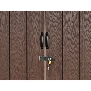 Detailaufnahme: Braune MCW Mülltonnenverkleidung J29 mit Schloss und Griffen.