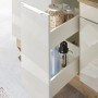 Detailaufnahme der Respekta Küchenzeile Marleen mit offenem Apothekerschrank in Artisan-Eiche und Weiß Hochglanz.