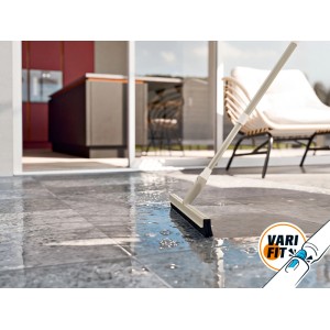 OBI Varifit Wasserschieber 45 cm, greige, mit doppelter Lippe schiebt Wasser von grauen Fliesen auf Terrasse.
