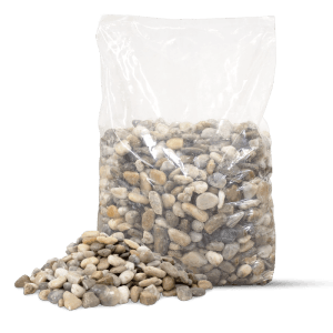 Galamio Zierkies Natur 20kg in transparenter Tüte, daneben lose Steine in Erdtönen für Gartenwege & Beete.
