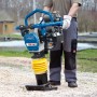 Scheppach Vibrationsstampfer VS 1000 im Einsatz, ideal für Verdichtungsarbeiten im Garten- und Landschaftsbau.